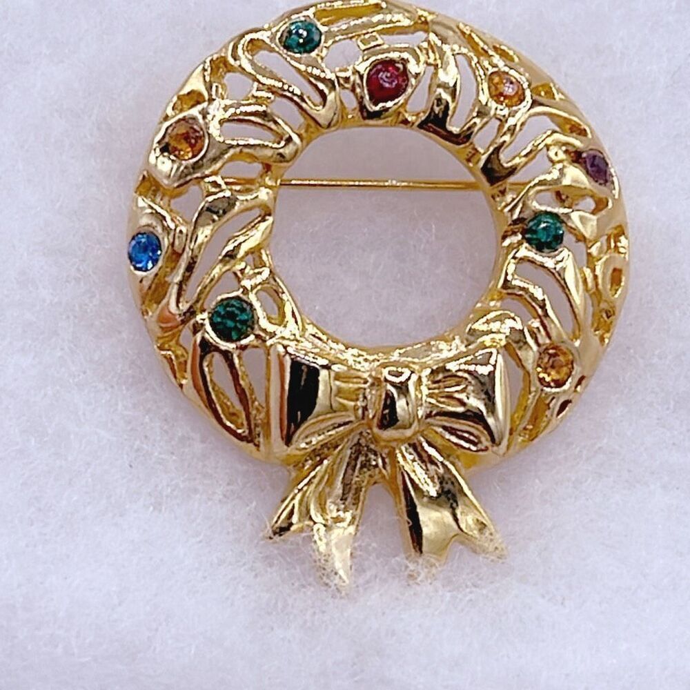 Vintage gold tone wreath with rhinestone decor